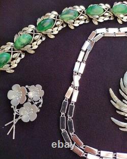 High End Vintagejewelry Lot Pieces Brooches Clip Earrings Signed Trifari +