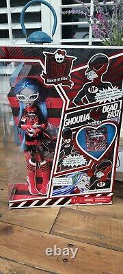 Monster High Ghoulia Yelps San Diego Comic Con MINT CONDITION SIGNED with bag