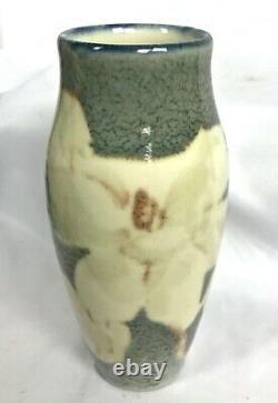 ROOKWOOD 8 1/2 MAGNOLIA BLOSSOM #30 F HIGH GLAZE SIGNED JEN JENSEN VASE c1945